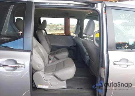 2018 Toyota Sienna Xle 7 Passenger z USA, uszkodzony, nr VIN 5TDDZ3DC9JS194491